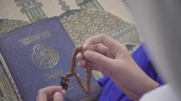 Wooden Prayer Beads Muslim Girl Hand Religious Tradition Ramadan Concept — Stock Video