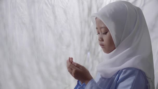 Aziatisch Schattig Meisje Bidden Gesloten Ogen Tot God Vragen Zegen — Stockvideo