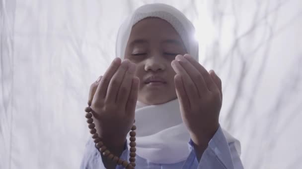 Little Asian Girl Wearing Hijab Praying While Holding Prayer Beads — Stock Video