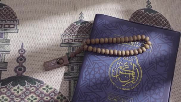 Zbliżenie Drewnianych Koralików Modlitewnych Leżących Szczycie Koranu — Wideo stockowe