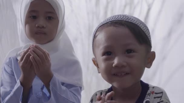 Little Girl Wearing Hijab Young Boy Wearing Cap Pray Solemnly — Stock Video