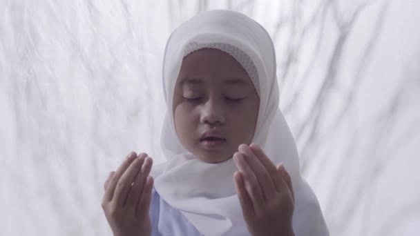 Liten Asiatisk Flicka Bär Hijab Allvarligt Den Heliga Månaden Ramadan — Stockvideo