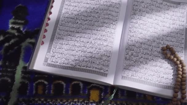 Primo Piano Perline Preghiera Legno Trovano Tra Pagine Corano Aperto — Video Stock