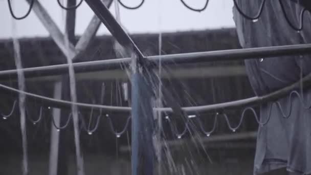 Ploaia Puternică Căzut Stâlp Rufe Din Fier Ruginit — Videoclip de stoc