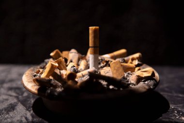 Sigarayı sigara dolu kül tablalarında söndürmek.