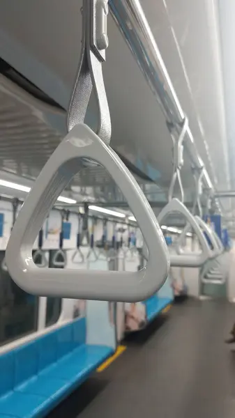 Endonezya, 10 Kasım 2019 - Toplu taşımacılığın asma kolu yakın çekim