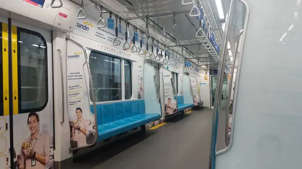 Endonezya, 10 Kasım 2019 - Jakarta MRT banliyö vagonu boş ve yolcuları boş