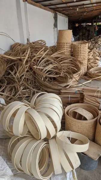 Depoda yarı bitmiş bambu dokuması var.