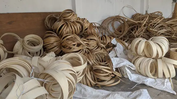 Örülmüş bambunun temel malzemesi bir fabrika deposunda yatıyor.