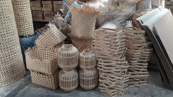 Endonezya sanat sanatı geleneksel bambu sepeti, lamba sepeti ve diğer birçok tür