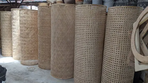 Geleneksel Endonezya dokuması bambularından büyük bir rulo.