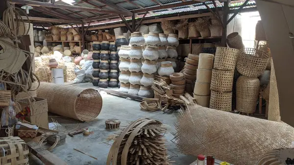 Çeşitli bambu depoları örülmüş sepetler, lamba sepetleri, örülmüş paspaslar.