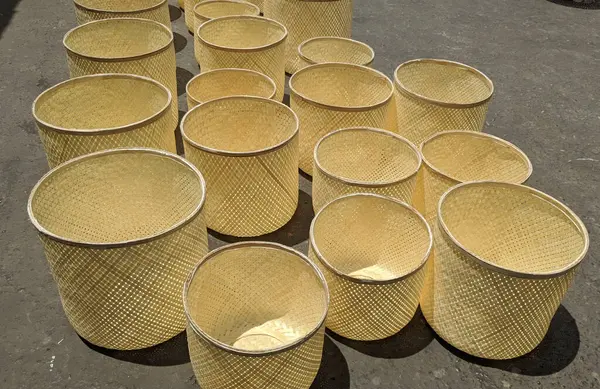 Baskets made from bamboo crafts are being dried in the yard