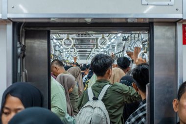 Jakarta, Endonezya, 01 Ağustos 2024 - Bussy treni, yolcu treni işçi doluydu, banliyö treninde yolcular kalabalıktı.