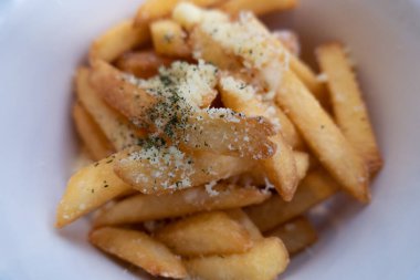 Patates kızartması ve üzerine biraz baharat serpiştirin. Çok lezzetli görünüyor. Çıtır patates kızartması