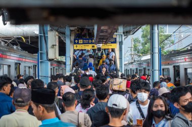 Jakarta, Endonezya, 3 Ağustos 2024 - Banliyö tren istasyonu yolcularla dolu