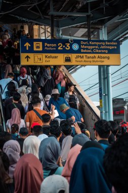 Jakarta, Endonezya, 3 Ağustos 2024 - banliyö tren istasyonundaki kalabalık. Kalabalık merdivenleri çıkıyor.