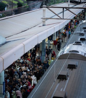 Jakarta, Endonezya, 4 Ağustos 2024 - kalabalık bir tren istasyonu