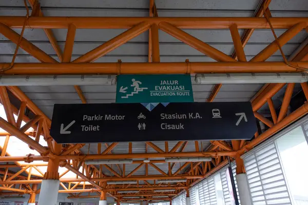 Jakarta, Endonezya, 3 Ağustos 2024 - Otobüs durağı koridorunda yolcu tabelası