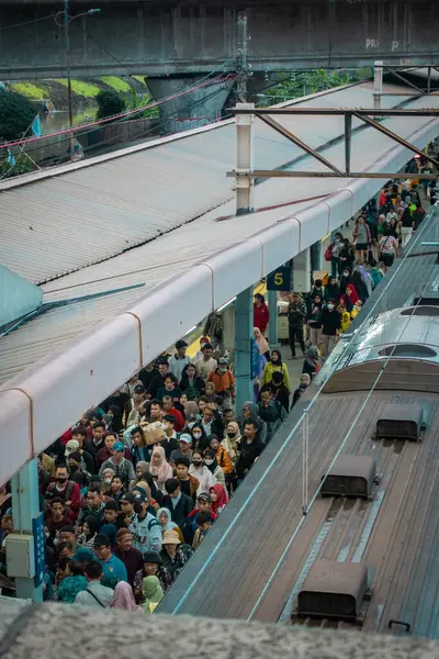Jakarta, Endonezya, 4 Ağustos 2024 - Tren istasyonundaki kalabalık