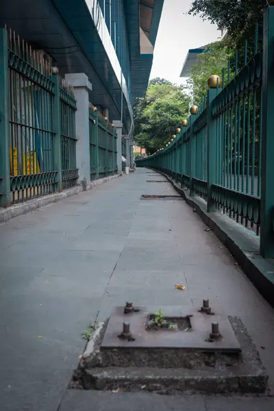 Boş şehir sokağı ve kaldırım, Jakarta Endonezya