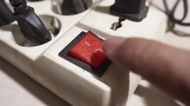 Kırmızı düğmeyi kapat, uzatma kablosu, elektronik cihazlar. Güç prizine takılı birden fazla kablo