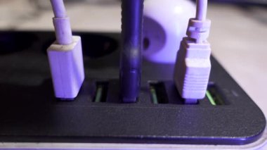 Elektrik prizine kablo dök. Prizleri ve USB portları olan çok yönlü modern bir uzatma kablosu.