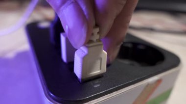 USB kablosunun CU 'su prizden çıkarıldı. Aygıtlar için modern çok portlu USB şarj cihazı.