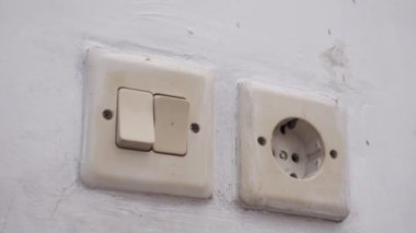 İşlemci odanın elektrik lambasını kapatıyor düğmeye basıyor