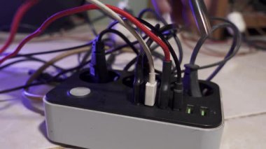 USB kablosunu prizden çıkar. Aşırı yüklenmiş soket ve USB çoklu port.