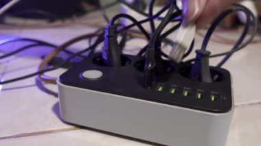 Prizden USB kablosu tak. Aşırı yüklenmiş soket ve USB çoklu port