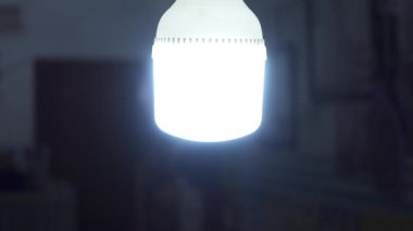 Oturma odasındaki ışığı kapat. Odada ampulü kapatan bir el.