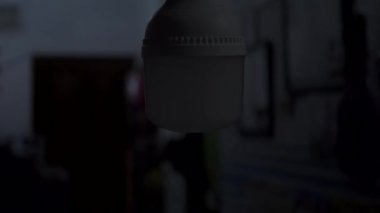 Oturma odasındaki ışığı aç. Odadaki ampulü açan bir el.