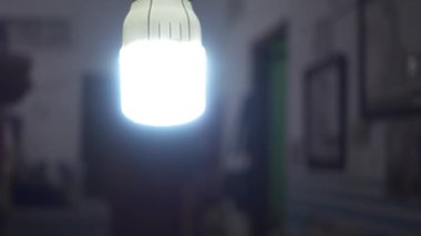 Oturma odasındaki ışıklar kapanır. Enerji tasarrufu LED ampulleri