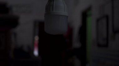 Oturma odasının ışığını açıyorum. Işığı açmak için ampulü boş ver. Enerji tasarrufu LED ampulleri