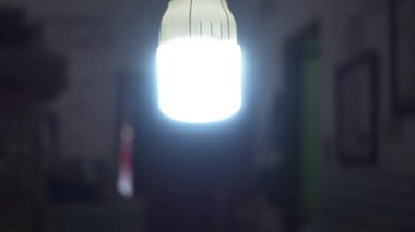 Oturma odasındaki ışığı kapat. Işığı söndürmek için ampulü boş ver. Enerji tasarrufu LED ampulleri