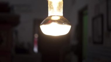 Bir el soket tutucusundaki parlak lambaları çıkarsın. Yanan Leke Ampulleri