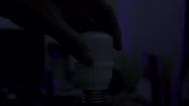 Led lambasını prize tak. Kurşunlu bir ampulü prize takar ve geceleri açar.