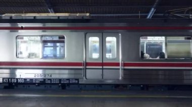 Jakarta, Endonezya, 1 Ağustos 2024 - Banliyö treni istasyondan ayrılıyor