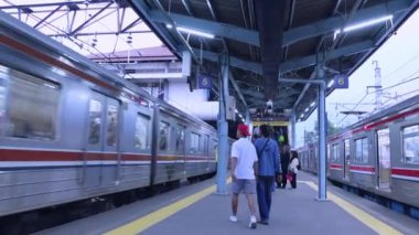 Jakarta, Endonezya, Ağustos 01, 2024 - Öğleden sonra banliyö tren istasyonunun atmosferi. İstasyondaki banliyö treni.