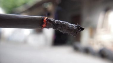 Sigara külleri yanan sigaradan düşer. Sağlık, bağımlılık kavramları.