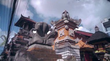 Klasik bina, taş oymalı kırmızı tuğladan yapılmıştır. Klasik Bali süslemeleri