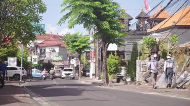 Bali, Endonezya, Mayıs 08, 2024 - Küçük şehirde yollarda trafik vardı, oradan geçen motosikletliler ve birkaç araba vardı.