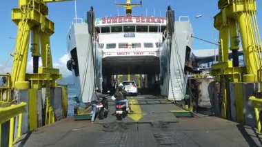 Bali, Endonezya, Mayıs 08, 2024 - Bir feribota binmek - Bakış açısı (POV)