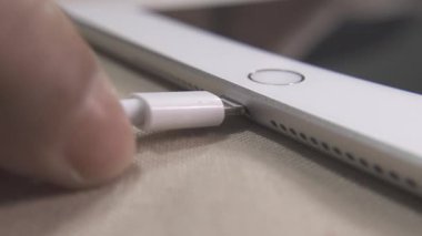 Tablet bilgisayarı şarj etmek için USB portunun makrosu. Hızlı şarj etme, akıllı telefon ve elektrik kablosu çıkışı.