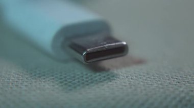 USB-C Kablo Bağlayıcıları 'na yakın çekim. Mavi ışık efektli bağlantıları gösteren USB-C kabloları