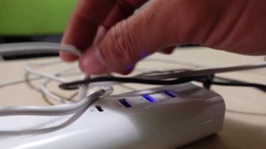 USB-3 ve USB-C 'yi beyaz bir güç şeridine bağlıyorum. USB merkez bağlantısı