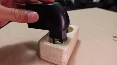 Güç adaptörünü elektrik terminaline bağlıyorum. Ev Soketi