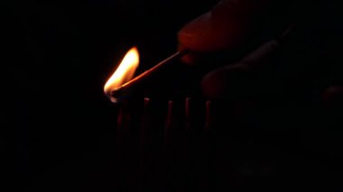 Karanlık Atmosferde Mum Işığı Kutlama Karşılaşması. Doğum günü mumları.