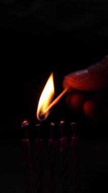 Kutlama için Low Light 'ta kibrit çöplü Işıklar, sıcak ışık ve yumuşak ambiyans sergiliyor..